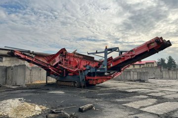 duży przesiewacz wstępny, 31 ton, silnik Cat, pokład 4,8 m x 1.53 m